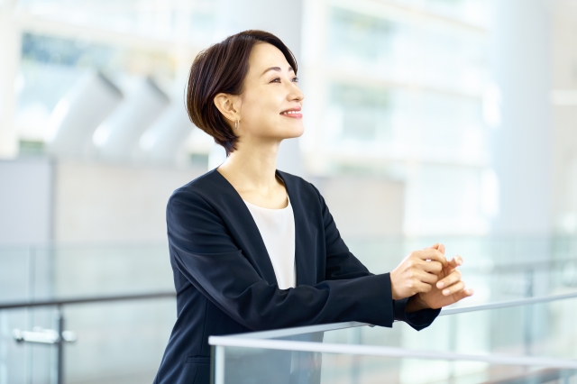 笑顔で前を向く女性の写真